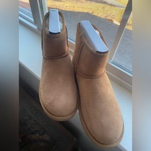 Women’s Ugg Mini II Boots size 9